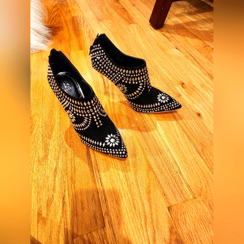 Shoe boot new never been worn.